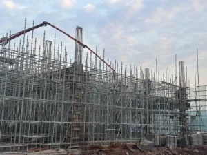Ringlock scaffolding support structure with diagonal bracing during erection