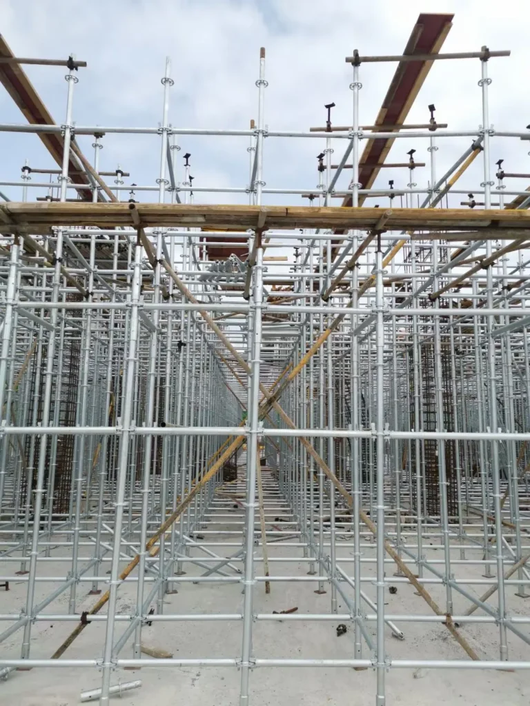 Ringlock scaffolding shoring system with adjustable U-head jacks