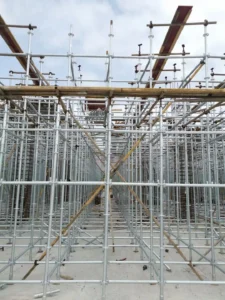 Ringlock shoring system with adjustable U-head jacks supporting the upper beam layout