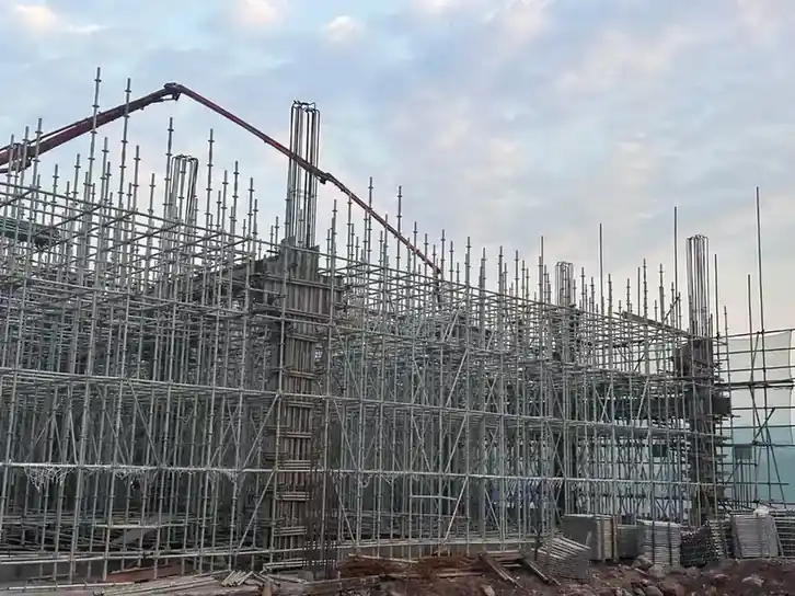 Ringlock scaffolding used for concrete shoring on a building site